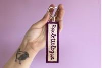 Porte-clés brodé violet à personnaliser